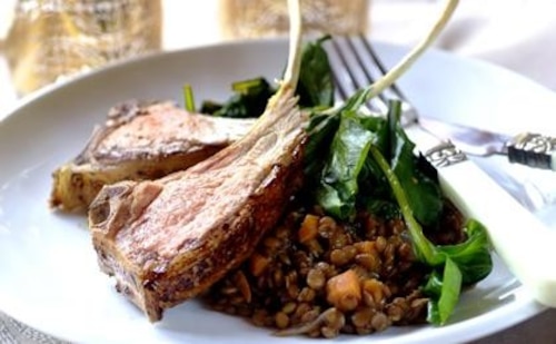 Jagnięce kotleciki z grilla z soczewicą