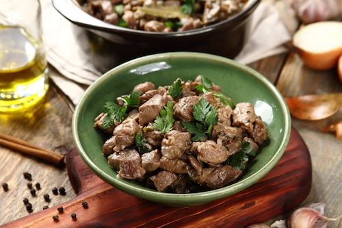 Jagnięcina duszona z czosnkiem i cynamonem