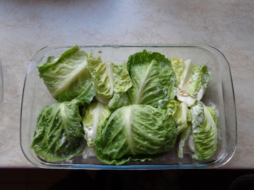 Jaja w sosie tatarskim z sałatą rzymską