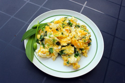 Jajecznica z czosnkiem niedźwiedzim