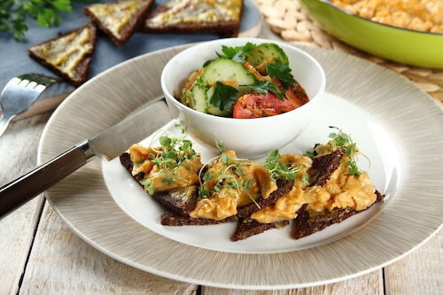 Przepis na Jajecznica z kiełkami na chrupiącym toście z warzywami Jajecznica z kiełkami na chrupiącym toście z warzywami