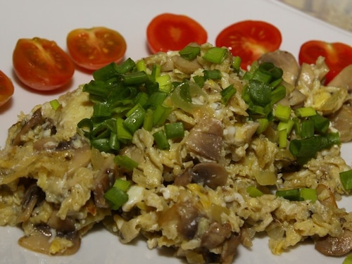 Jajecznica z pieczarkami i cebulką