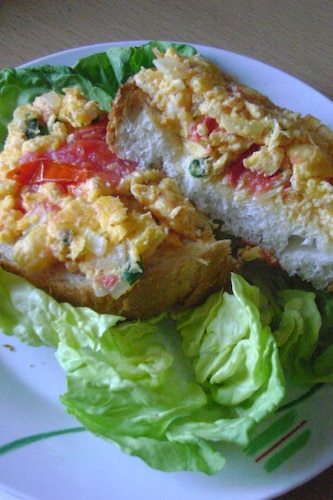 Jajecznica z pomidorami -  statek na morzu sałaty