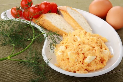 Przepis na Jajecznica z serem feta Jajecznica z serem feta