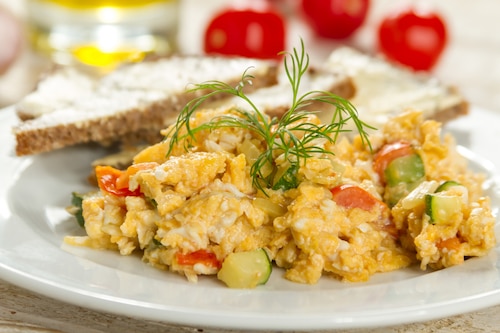 Przepis na Jajecznica z pomidorem i cukinią Jajecznica z pomidorem i cukinią