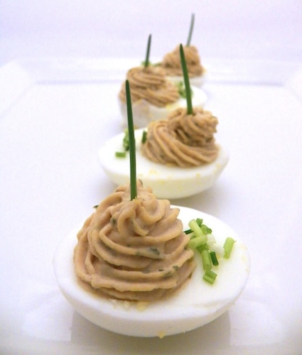 Przepis na Jajka faszerowane tuńczykiem Jajka faszerowane tuńczykiem