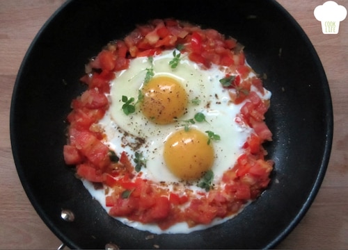 Jajka na pomidorach i papryce