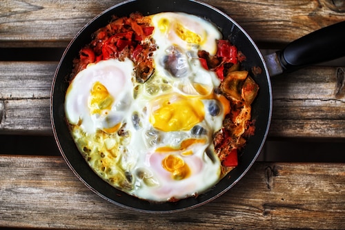 Jajka sadzone na warzywach