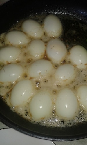 wielkanocne  jajka smażone na maśle