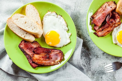 Przepis na Jajka na bekonie Jajka na bekonie