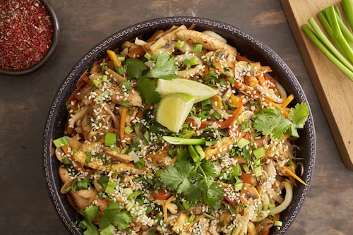 Japche – makaron ryżowy z kurczakiem w grillowej marynacie