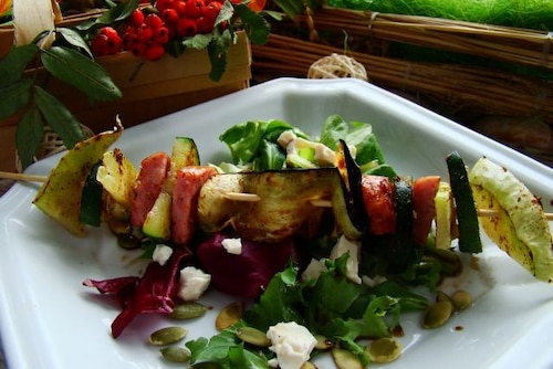 Przepis na Jesienny szaszłyk na sałacie z tofu i pestkami dyni Jesienny szaszłyk na sałacie z tofu i pestkami dyni