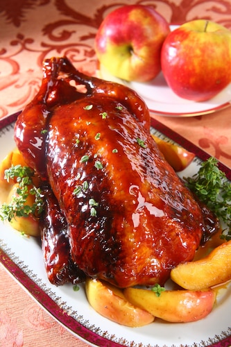 Kaczka w karmelu z jabłkami