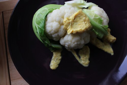 Kalafior z sosem ziołowo - jajecznym