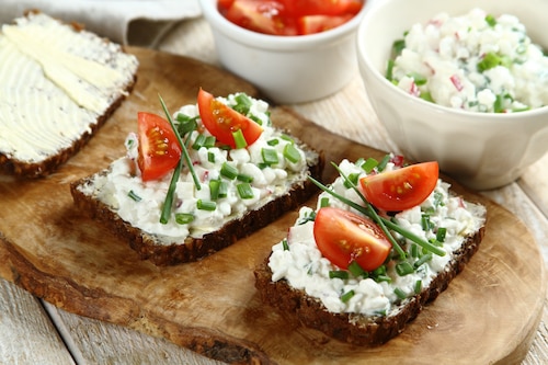 Przepis na Kanapki z kolorowym twarożkiem Kanapki z kolorowym twarożkiem