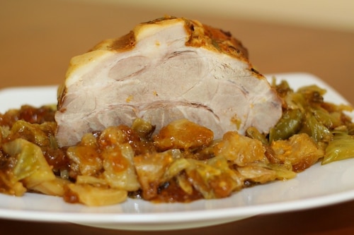 Karkówka pieczona z młodą kapustą