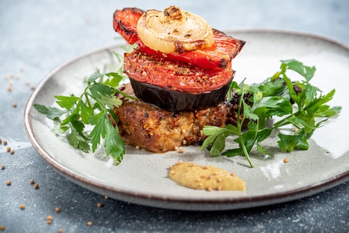 Karkówka zapiekana z bakłażanem w stylu greckim