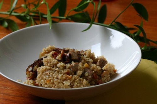 Kasza jęczmienna z soczewicą, suszonymi pomidorami i szynką pieczoną