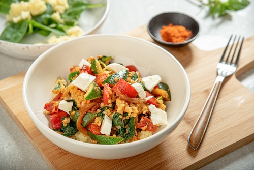 Przepis na Kasza jaglana ze szpinakiem, cukinią i serem feta Kasza jaglana ze szpinakiem, cukinią i serem feta