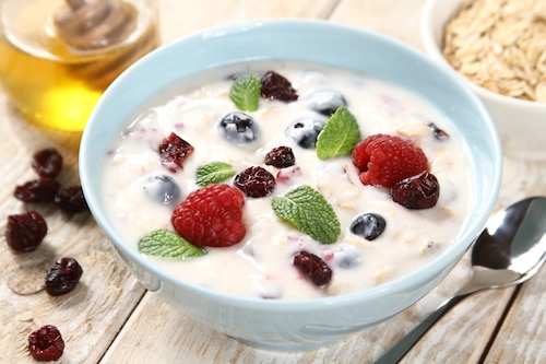 Przepis na Kefir z owocami i płatkami owsianymi Kefir z owocami i płatkami owsianymi