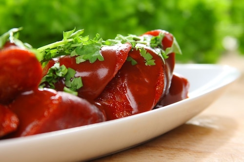 Przepis na Kiełbaski chorizo w czerwonym winie Kiełbaski chorizo w czerwonym winie