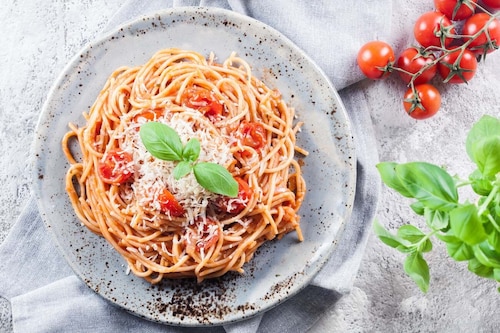 Przepis na Klasyczne włoskie spaghetti po neapolitańsku Klasyczne włoskie spaghetti po neapolitańsku