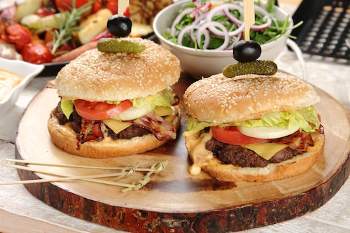 Przepis na Klasyczny burger wołowy Klasyczny burger wołowy