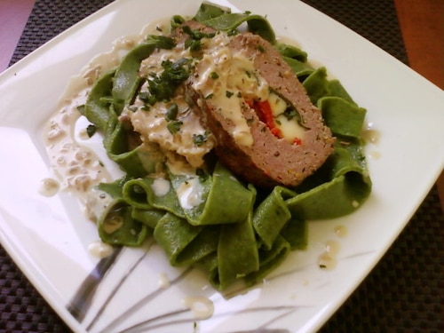 Klops na domowym szpinakowym tagiatelle z delikatnym sosem