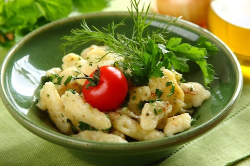 Przepis na Kluski półfrancuskie z majerankiem Kluski półfrancuskie z majerankiem