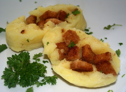 Knedel ziemniaczany z grzankami do sosów