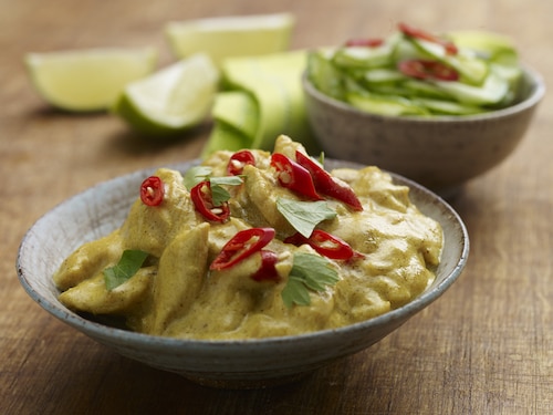 Przepis na Szybkie curry z kurczaka z sałatką ze świeżego ogórka Szybkie curry z kurczaka z sałatką ze świeżego ogórka