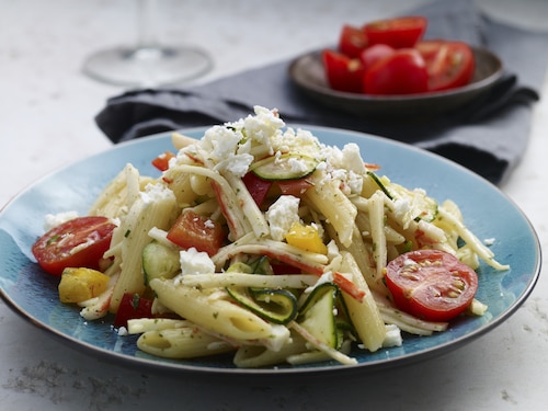 Przepis na Grecka sałatka z makaronem i paluszkami krabowymi Grecka sałatka z makaronem i paluszkami krabowymi