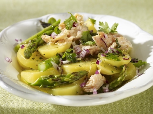 Sałatka z łososiem i szparagami