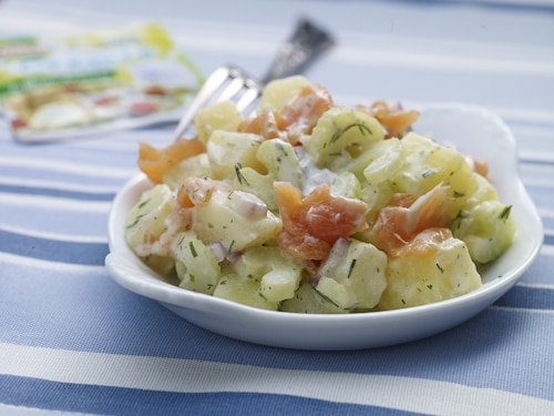 Sałatka ziemniaczana z łososiem wędzonym i selerem