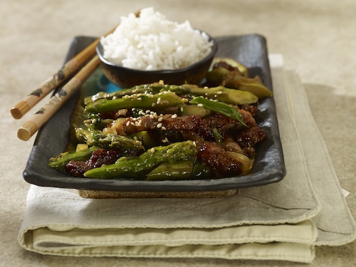 Przepis na Azjatyckie stir-fry z wołowiną i szparagami Azjatyckie stir-fry z wołowiną i szparagami