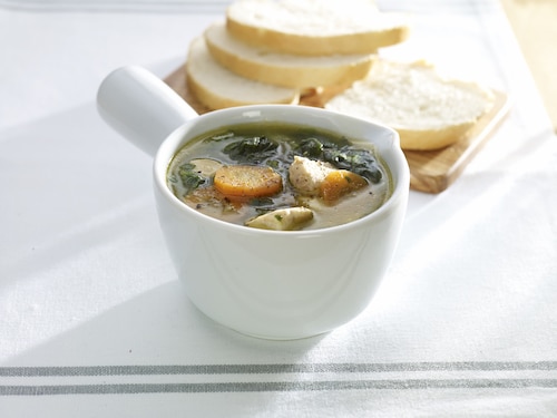 Klarowna zupa z kurczakiem i liśćmi szpinaku