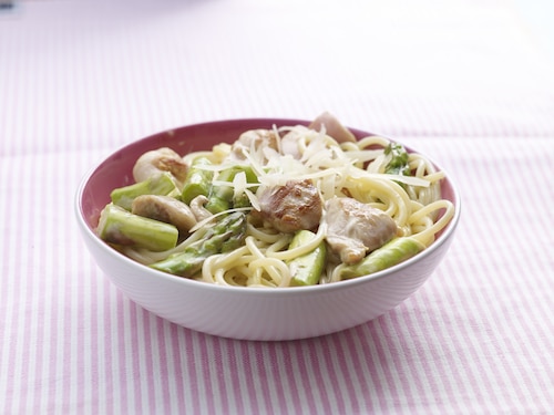 Przepis na Spaghetti ze szparagami, kurczakiem i serem Spaghetti ze szparagami, kurczakiem i serem