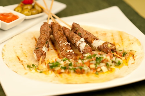 Przepis na Kofta kebab z sałatką Fatush - VIDEO Kofta kebab z sałatką Fatush - VIDEO