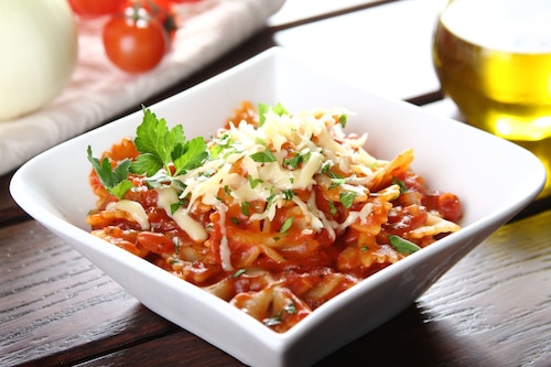 Makaron w sosie pomidorowym z pietruszką