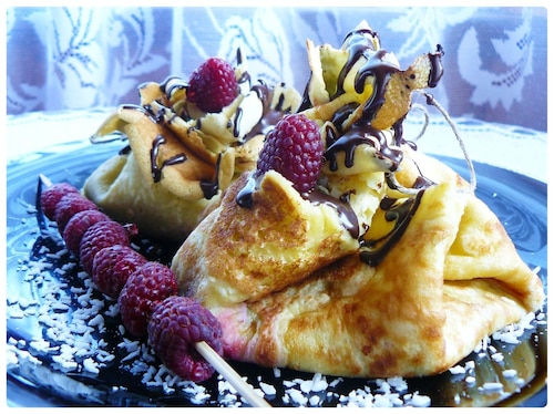 Przepis na " Kokosowe sakiewki z musem malinowym i czekoladową ścieżką " " Kokosowe sakiewki z musem malinowym i czekoladową ścieżką "