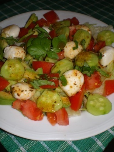 Kolorowa czerwcowa sałatka z mozarellą 