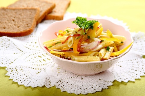 Sałatka makaronowa z salami i papryką