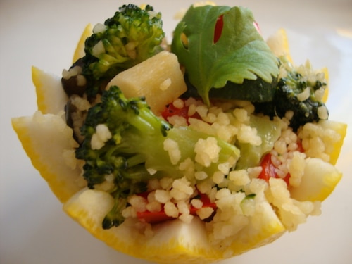 Kolorowa sałatka z kaszy kuskus w cytrynowych skorupkach