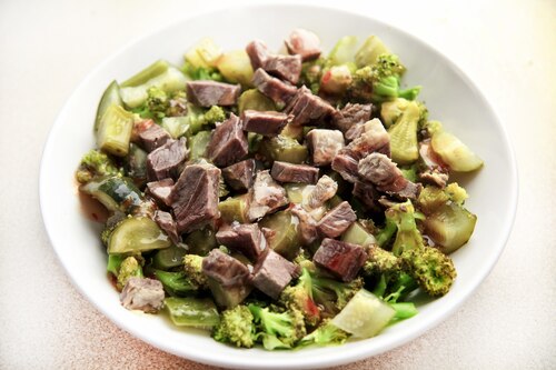 Kolorowa sałatka z wołowiną