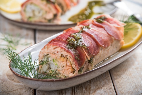 Kolorowa rolada z łososia z koperkowym sosem