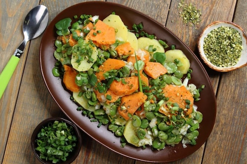 Kolorowa sałatka ziemniaczana z bobem i batatami