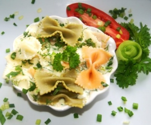 Przepis na Kolorowe Farfale z serowo-ziołowym sosem Kolorowe Farfale z serowo-ziołowym sosem