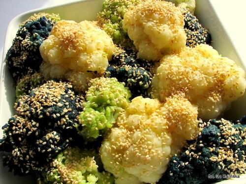 Kolorowy kalafior z sezamem 