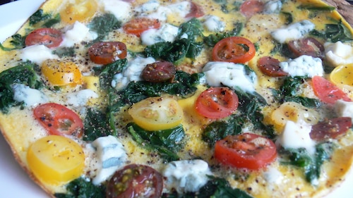 Kolorowy omlet ze szpinakiem i gorgonzolą