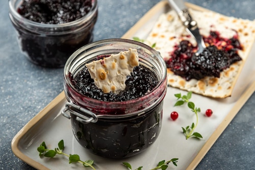 Przepis na Konfitura z brzoskwini i borówki z leśnymi owocami Konfitura z brzoskwini i borówki z leśnymi owocami